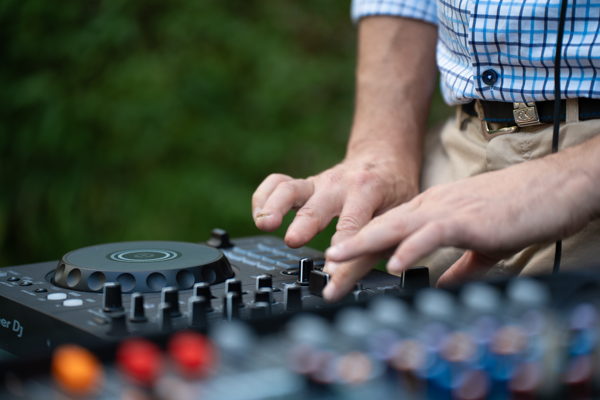 DJ Kris w przestrzeni open space podczas AIUP! Zjazd 2