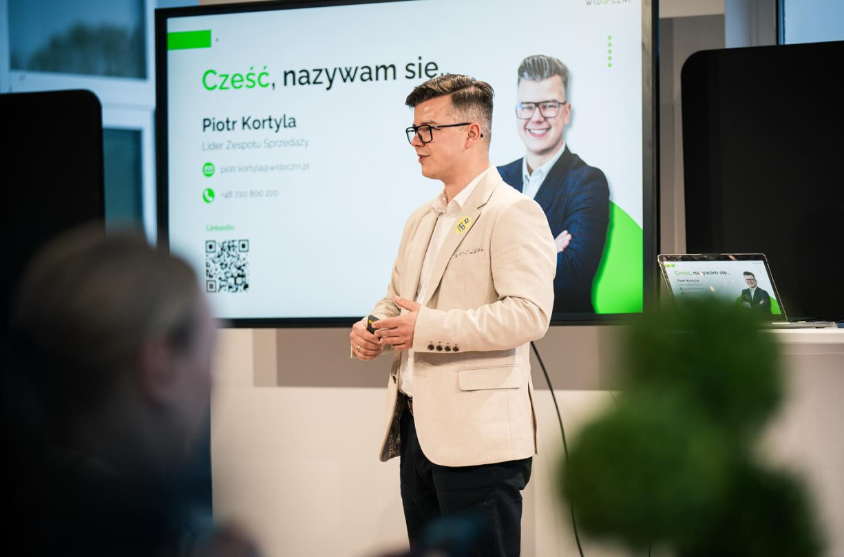 Piotr Kortyla na scenie #AIUPMEETING #4 — AI w sprzedaży