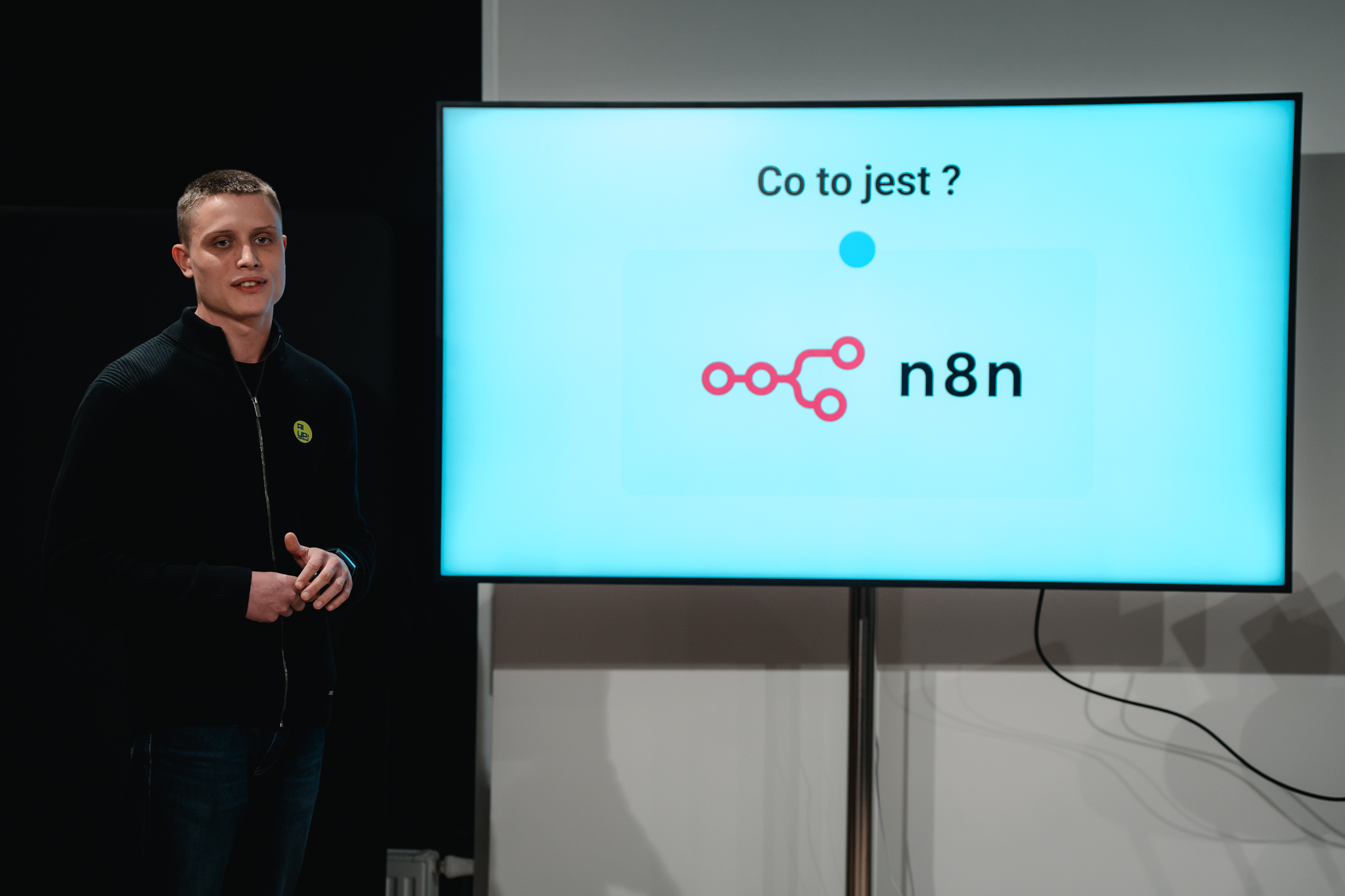 Jerzy Niewiadomski prezentujący n8n na scenie #AIUPMEETING #5