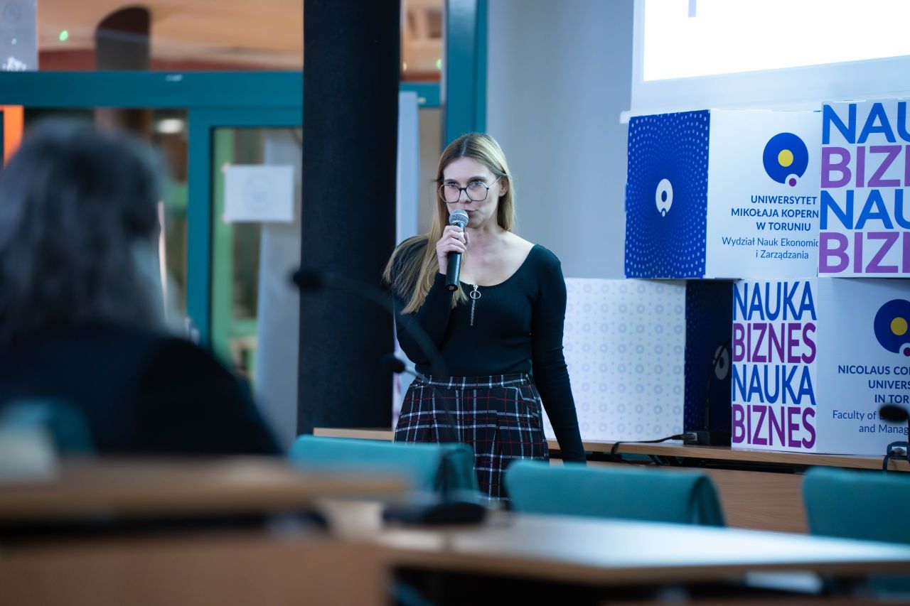 Karolina Jadanowska o świadomym uczeniu się AI