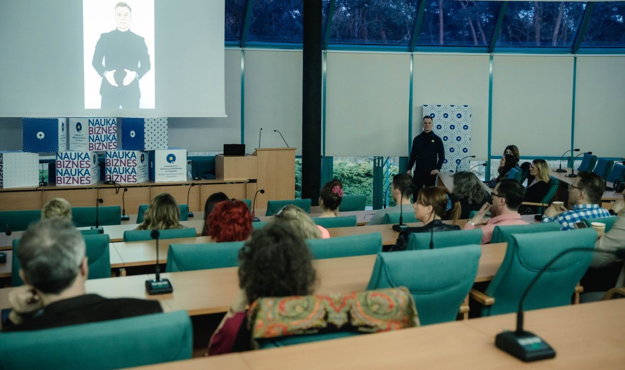 Szymon Jankowski wita uczestników przy użyciu technologii HeyGen