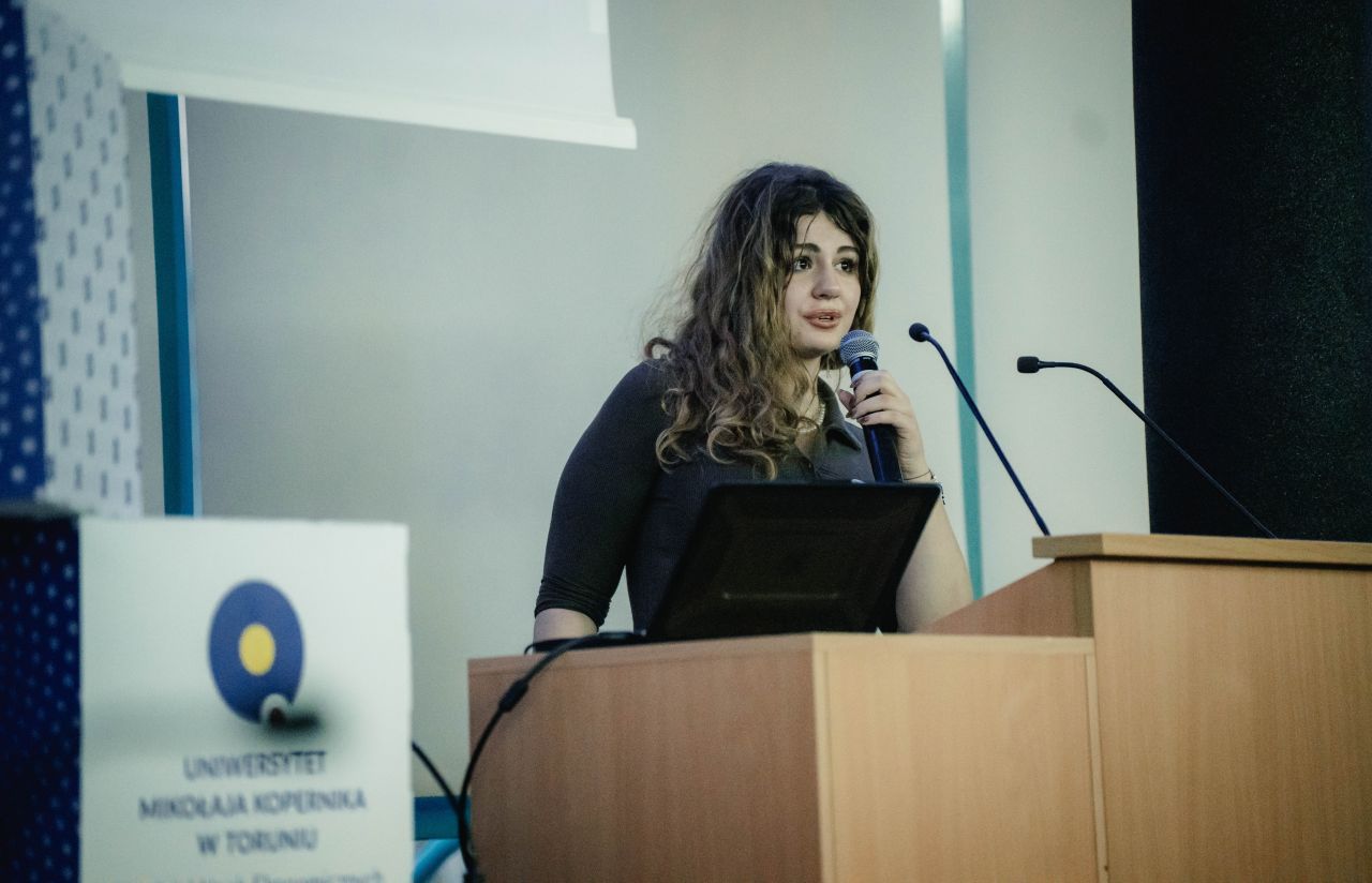 Weronika Wołosz podczas prelekcji o automatyzacji content marketingu