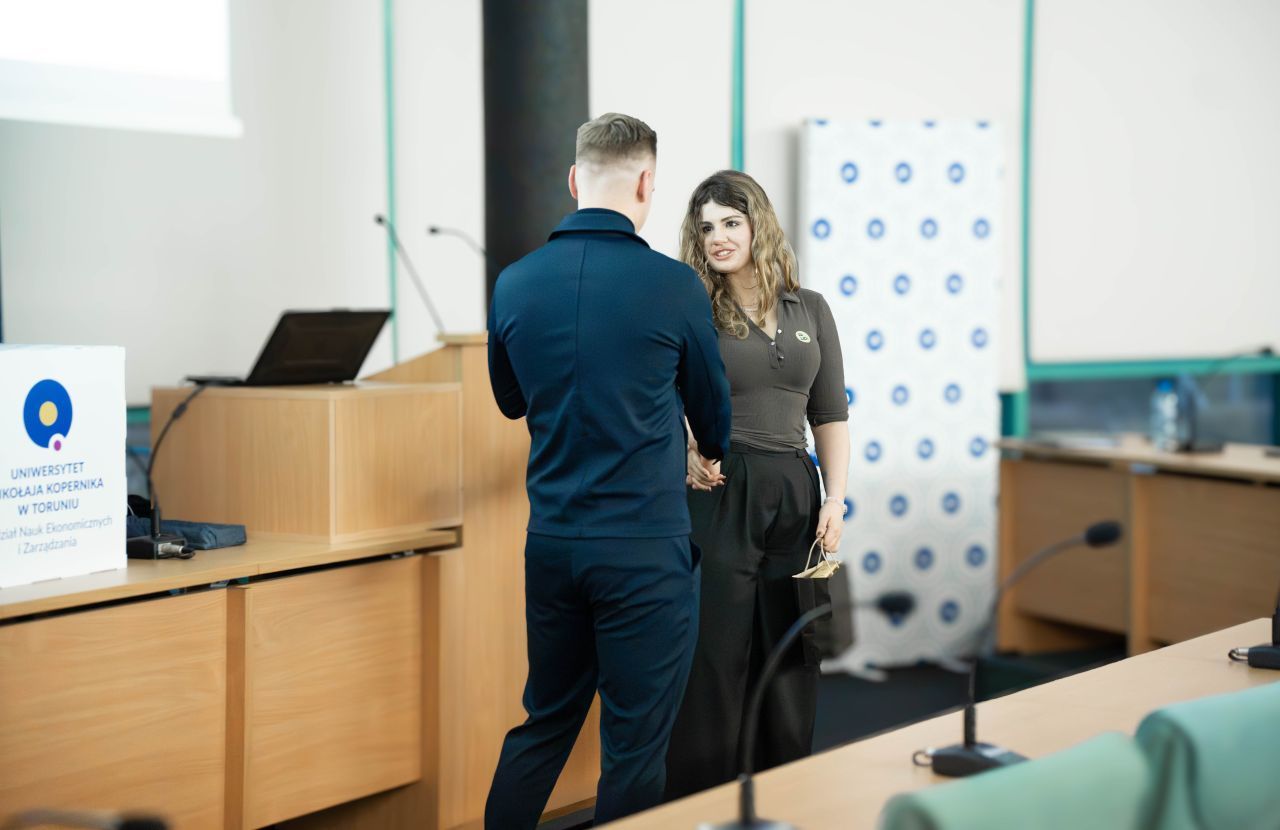 Weronika Wołosz na scenie — prelekcja o automatyzacji LinkedIna